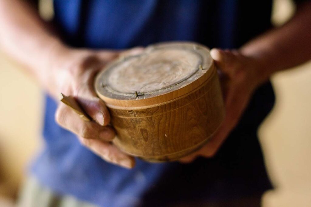 山中漆器を販売する瑾齋（きんさい）のお椀を山中漆器の木地師が木地を挽く画像